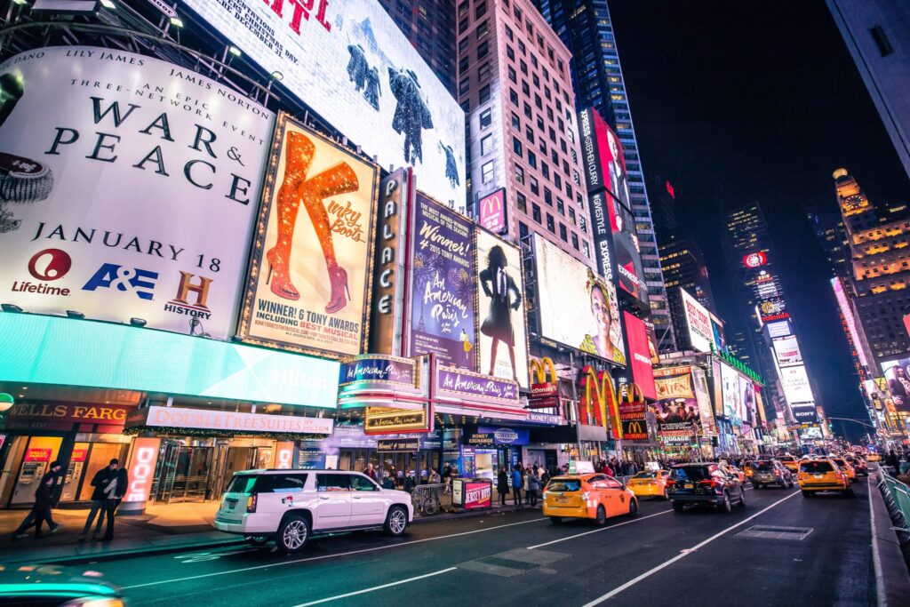 New York Times Square mit bunter Werbung zur Verdeutlichung des Blogartikels Was ist eine Copy Strategie