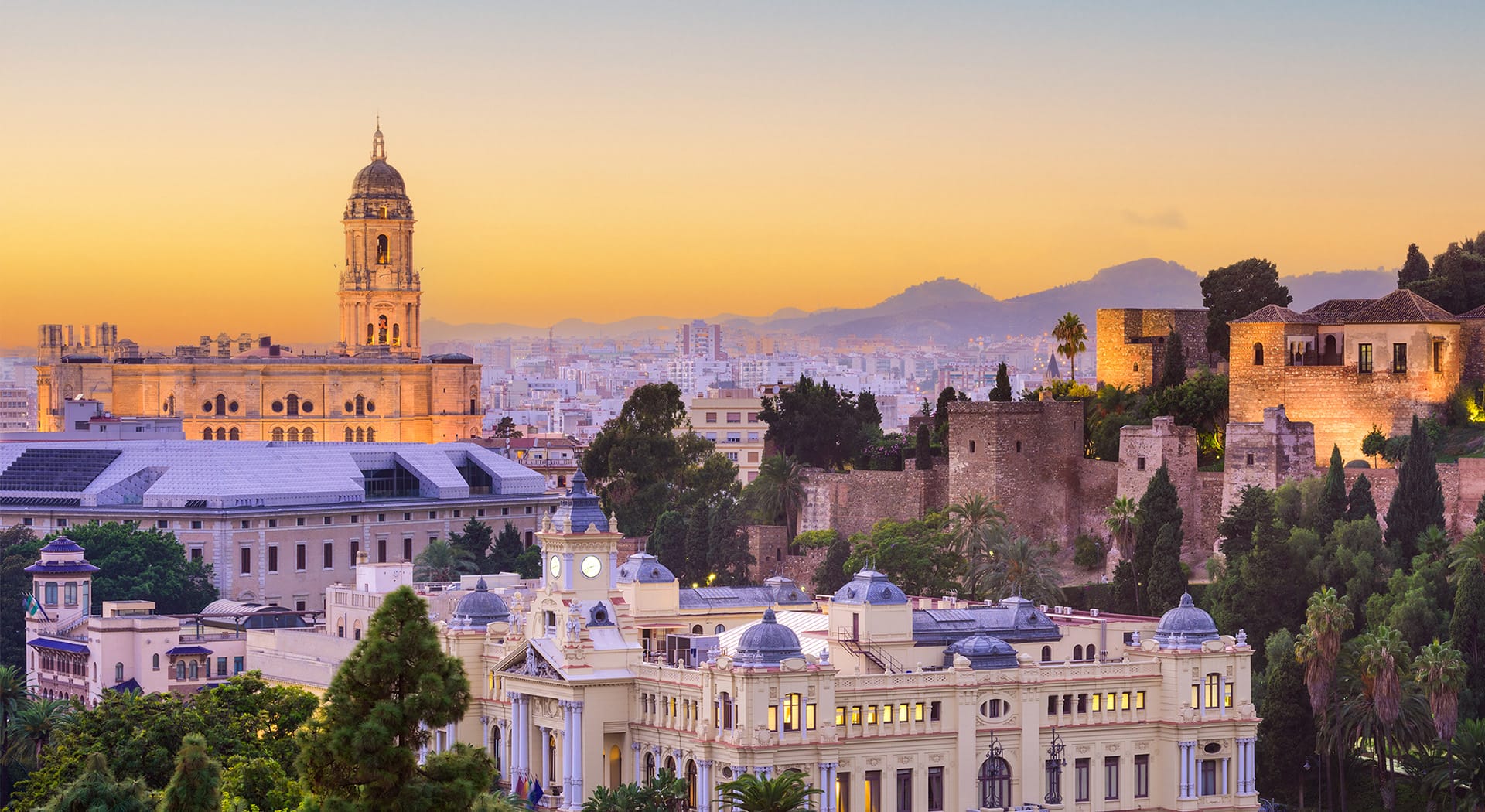 Vista aérea de Málaga al atardecer